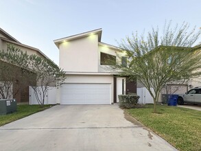 404 Deer Path Lp in Laredo, TX - Building Photo - Building Photo