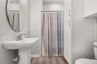 8534 Woodlyn Rd in Houston, TX - Building Photo - Building Photo