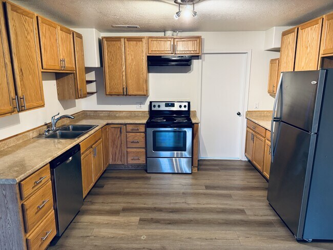 407 Jersey St in Silverton, OR - Building Photo - Building Photo