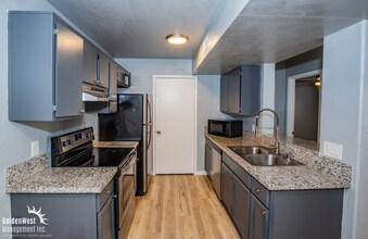 201 Mission Laguna Ln in Las Vegas, NV - Building Photo - Building Photo