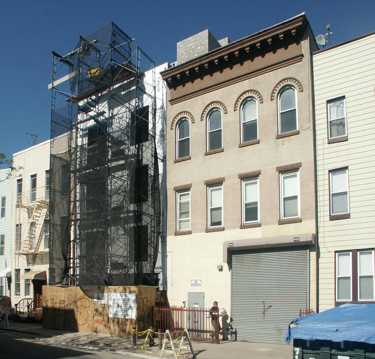 54 Diamond St in Brooklyn, NY - Building Photo