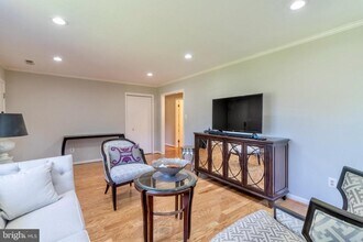 7613 Hamlet St in Springfield, VA - Foto de edificio - Building Photo