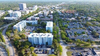 9125 SW 77th Ave in Miami, FL - Foto de edificio - Building Photo