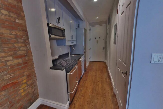 75 Kenmare St in New York, NY - Building Photo - Building Photo