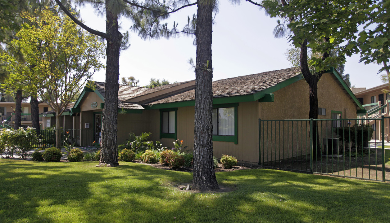 Heritage Park Senior 55+ in Rialto, CA - Building Photo