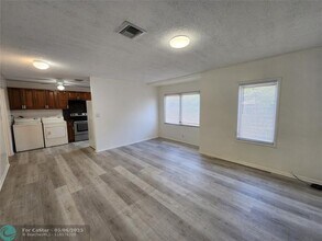 2466 Lincoln St in Hollywood, FL - Foto de edificio - Building Photo