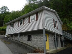 124 Melvina Dr in Pikeville, KY - Building Photo