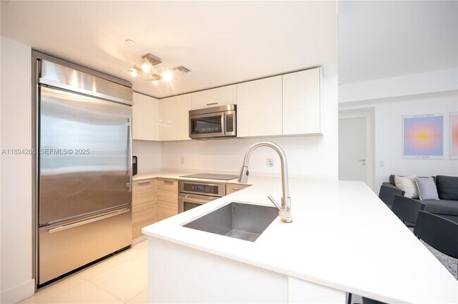 1300 Brickell Bay Dr in Miami, FL - Building Photo - Building Photo