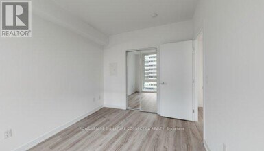 395 Square One Dr in Mississauga, ON - Building Photo - Building Photo