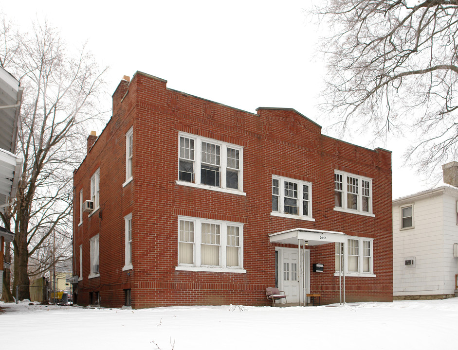 2045 W Broad St in Columbus, OH - Building Photo