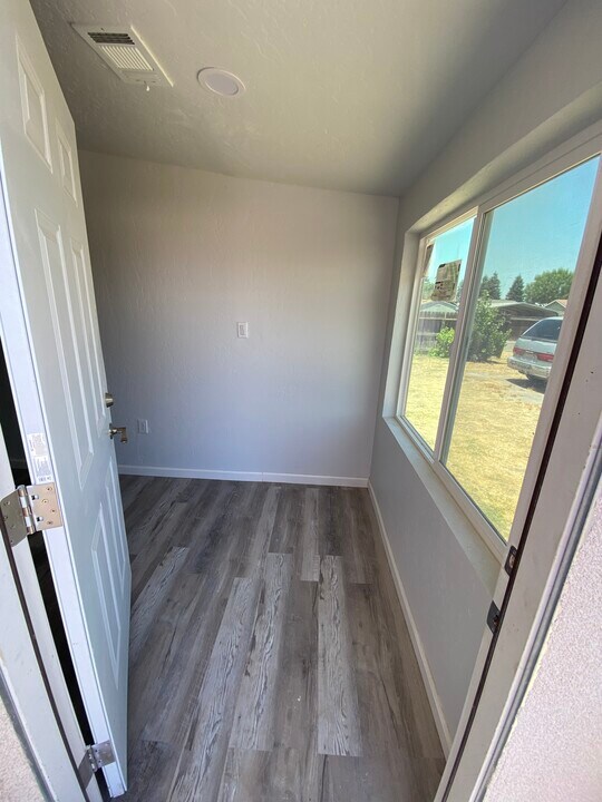 402 Vine St, Unit A in Exeter, CA - Building Photo