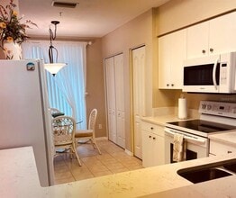 9641 Castle Point Dr in Sarasota, FL - Foto de edificio - Building Photo