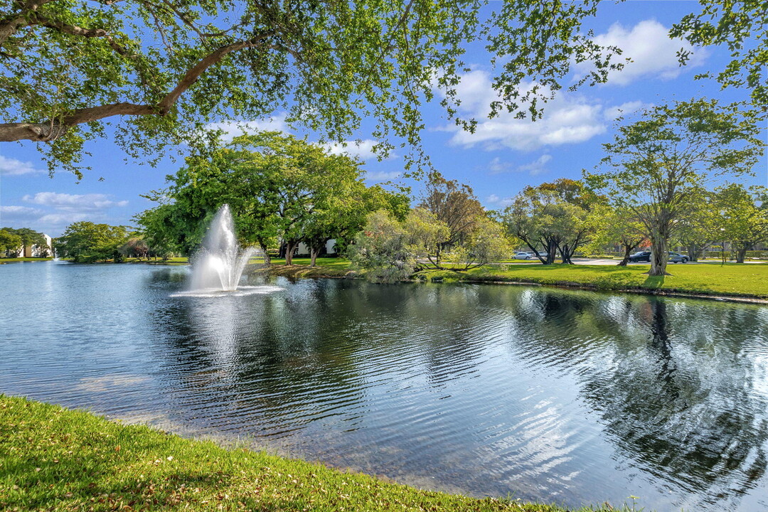 2105 Lavers Cir in Delray Beach, FL - Building Photo