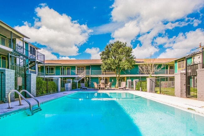 2101 W Anderson Ln., Unit 327 in Austin, TX - Foto de edificio - Building Photo