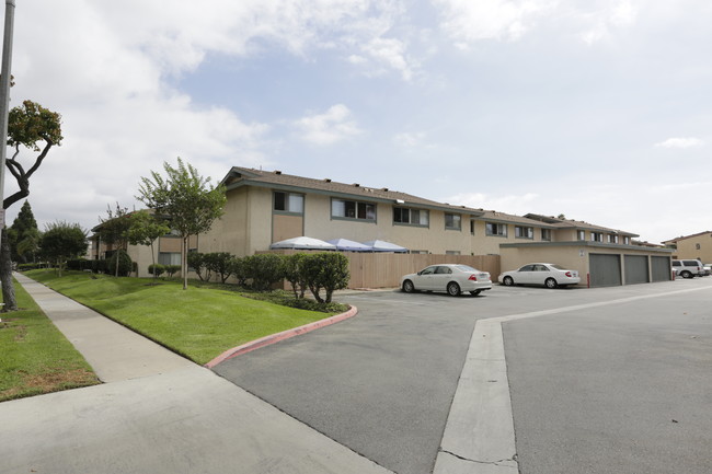 Pinetree Garden Apartments in Fountain Valley, CA - Foto de edificio - Building Photo