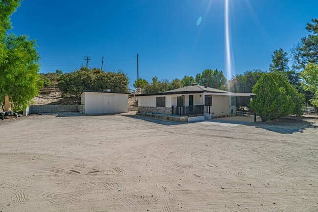 30645 Hume Canyon Rd in Santa Clarita, CA - Foto de edificio - Building Photo