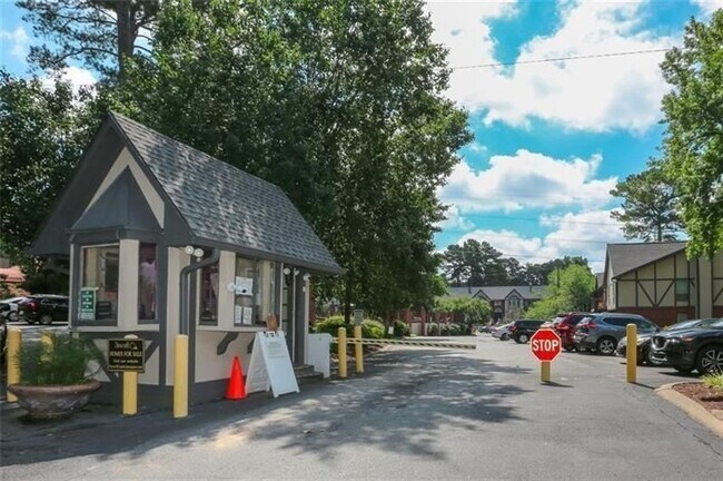 6851 Roswell Rd in Atlanta, GA - Building Photo - Building Photo