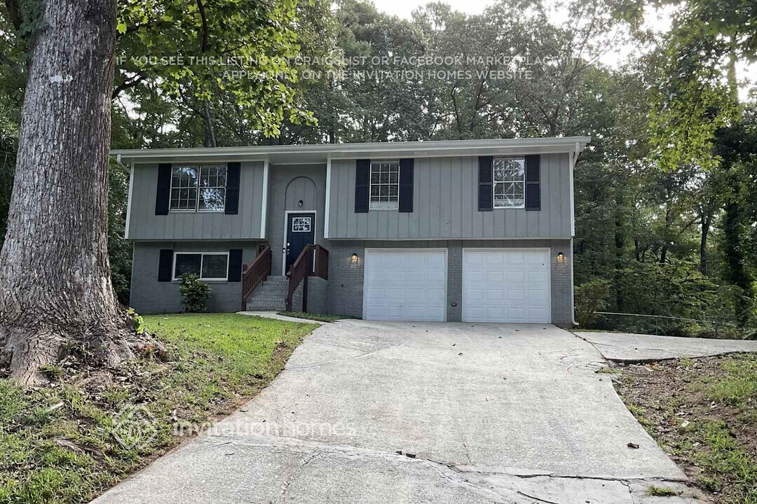 5912 Christopher Ln in Lithonia, GA - Foto de edificio