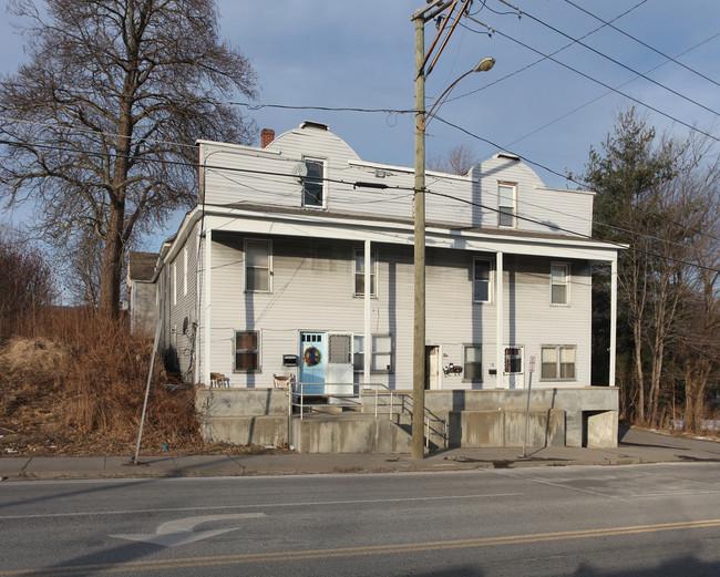 164-166 N Elm St in Torrington, CT - Foto de edificio - Building Photo