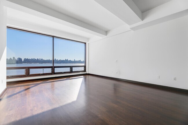 9 Somerset Ln in Edgewater, NJ - Building Photo - Building Photo