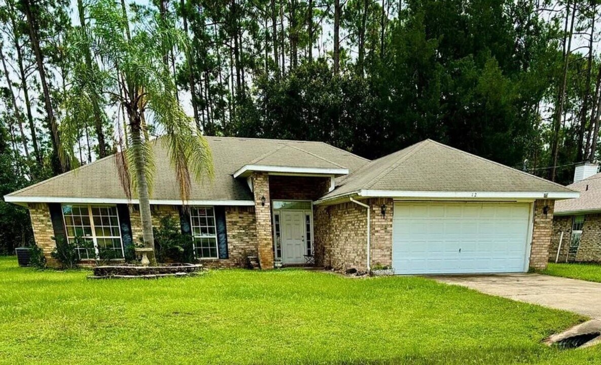 12 Regency Dr in Palm Coast, FL - Building Photo