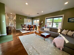 99 Brookley Rd, Unit 3 in Boston, MA - Building Photo - Building Photo