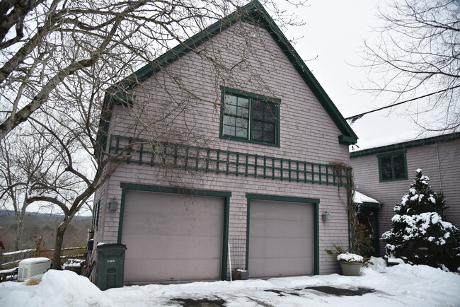 68 Hayes St in Easton, CT - Building Photo - Building Photo