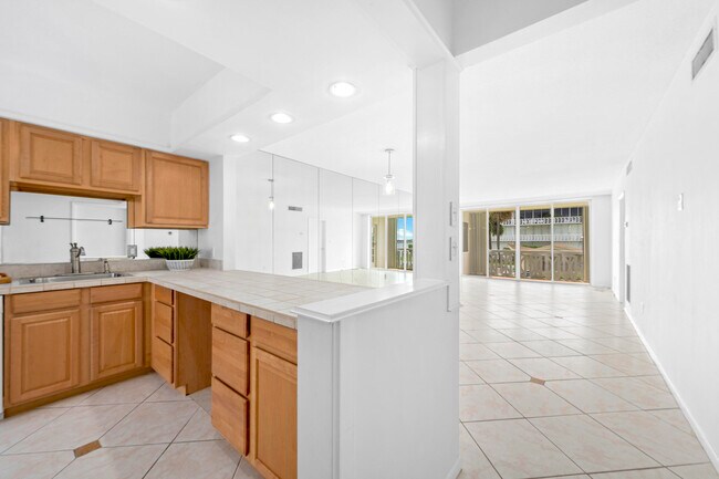2720 S Ocean Blvd-Unit -222 in Palm Beach, FL - Building Photo - Building Photo