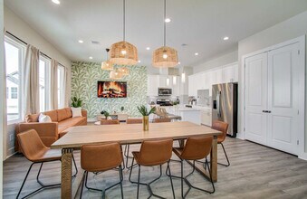 8320 Curry Rd in Houston, TX - Foto de edificio - Building Photo