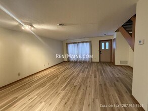 135 Howard St, Unit D in Bangor, ME - Building Photo - Building Photo