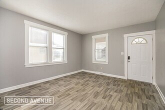 1806 Sundale Ave in Cincinnati, OH - Foto de edificio - Building Photo