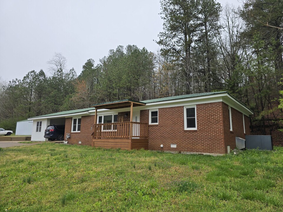 1607 Old Hwy 64 E in Waynesboro, TN - Building Photo