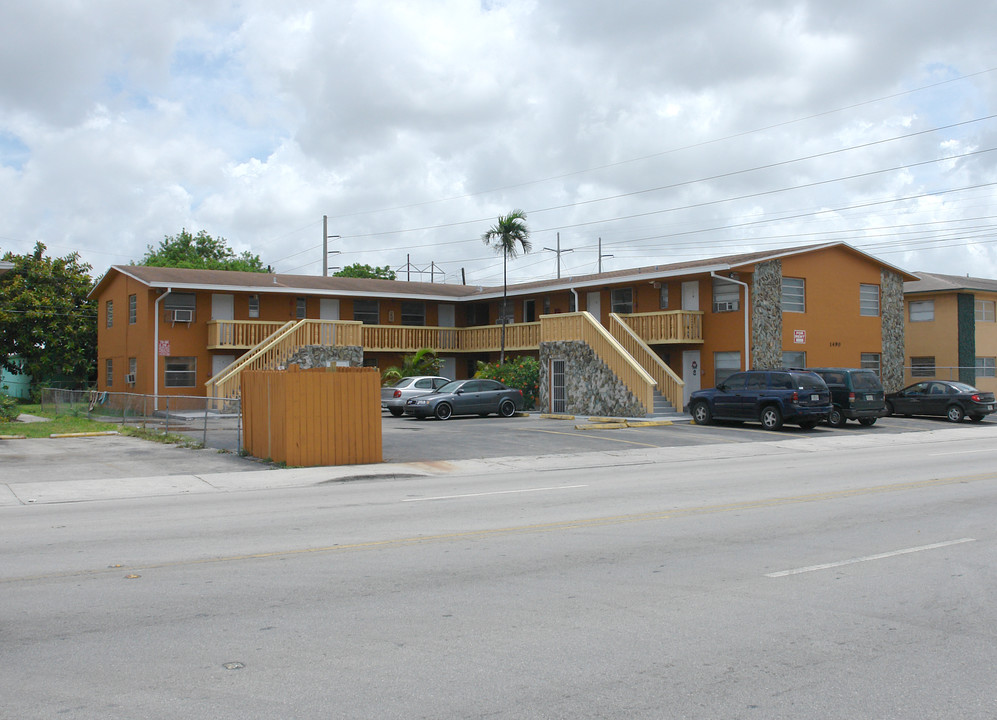 1490 W 29th St in Hialeah, FL - Building Photo