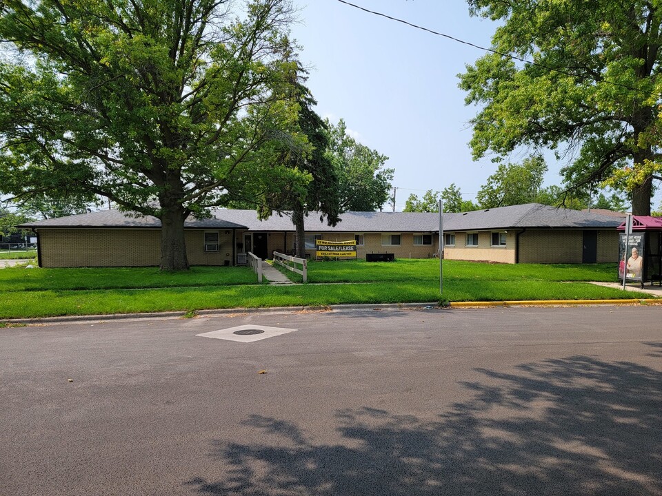 908 Greenbrier Rd in Dekalb, IL - Building Photo