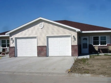 Sunrise Lane in Holdrege, NE - Building Photo