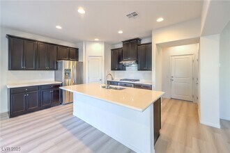 5647 Colante Falls Dr in Las Vegas, NV - Building Photo - Building Photo