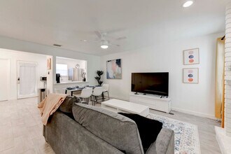 8400 Jamestown Dr in Austin, TX - Building Photo - Building Photo