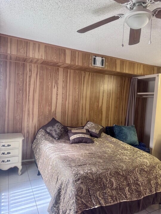 6560 Grant Ct in Hollywood, FL - Foto de edificio