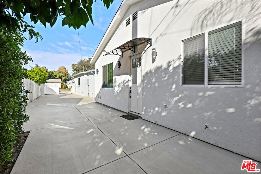 13550 Hamlin St in Los Angeles, CA - Building Photo