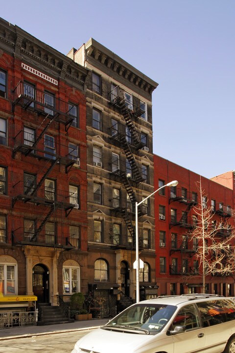 126 E 4th St in New York, NY - Building Photo