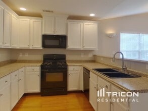 4296 Tucker Chase Drive in Midland, NC - Foto de edificio - Building Photo