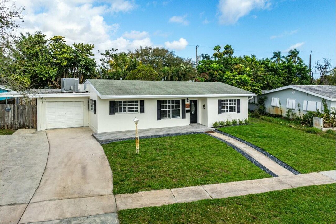 1414 Michigan Dr in Lake Worth, FL - Building Photo