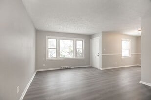 2484 Greenvale Rd in Cleveland, OH - Building Photo