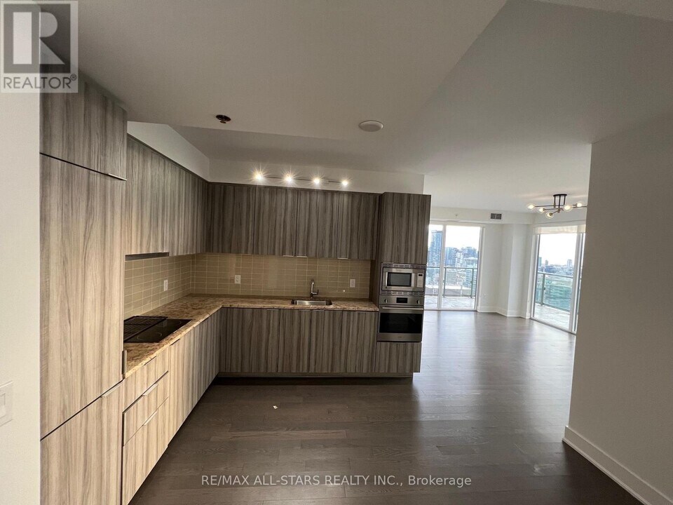 955 Bay St. in Toronto, ON - Building Photo