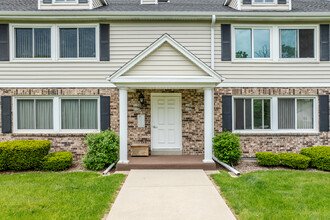 Squires Grove in Elm Grove, WI - Foto de edificio - Building Photo