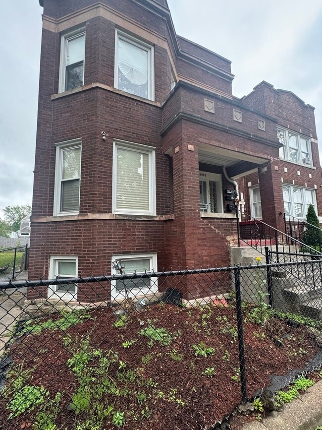 6935 S Laflin St in Chicago, IL - Building Photo - Building Photo
