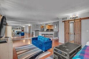 11 Music Square E in Nashville, TN - Building Photo