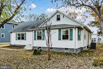 505 Monroe Bay Ave in Colonial Beach, VA - Foto de edificio - Building Photo