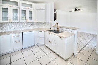 10181 NW 32nd Terrace in Doral, FL - Building Photo - Building Photo