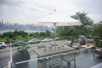 957 Boulevard E, Unit 2 in Weehawken, NJ - Building Photo - Building Photo